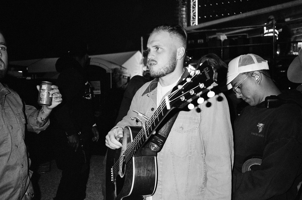 Zach Bryan lança três novas músicas que ficaram de fora do álbum Zach Bryan lançou três novas músicas, incluindo "Streets of London" e "Song for You." (Foto: Reprodução)