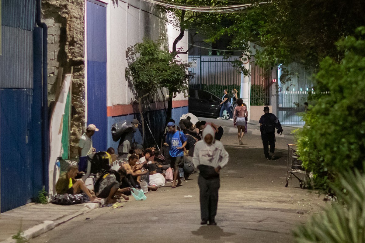 Novas aglomerações no Centro de SP após a dispersão da Cracolândia (Foto: Edilson Dantas / O Globo)