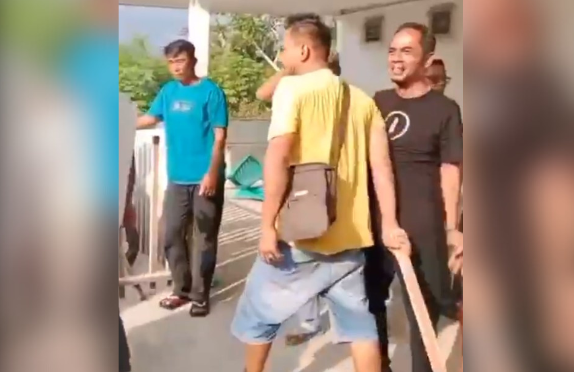 Ataque a templo evangélico na Indonésia deixa duas crianças feridas Agressores armados com paus na invasão da casa de oração. (Foto: AsiaNews)