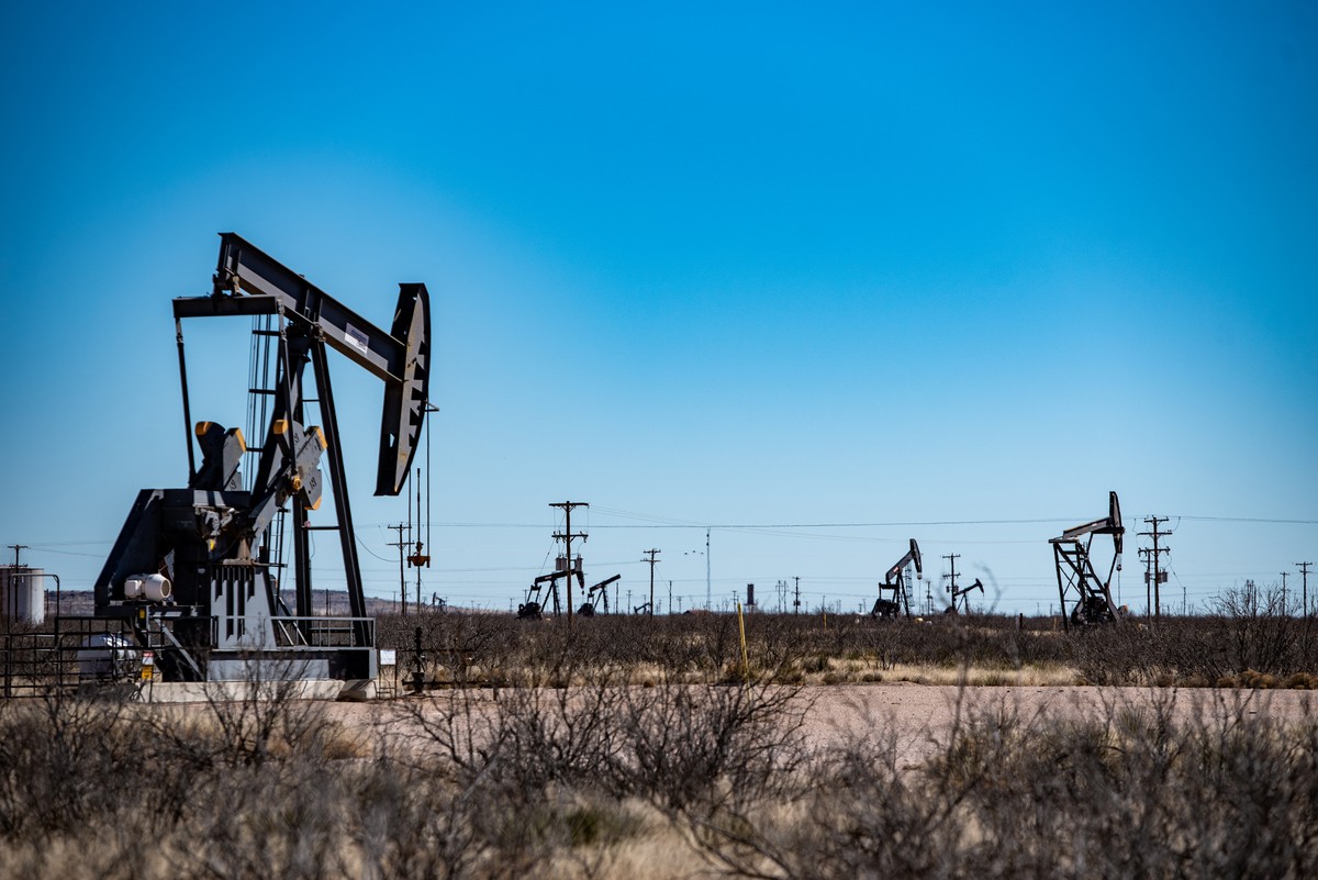 Trump intensifica queda nos preços do petróleo e gera novas preocupações econômicas Bombas de extração nos arredores de Odessa, Texas. Trump quer baixar preços de combustíveis nos EUA (Foto: Sergio Flores/Bloomberg)