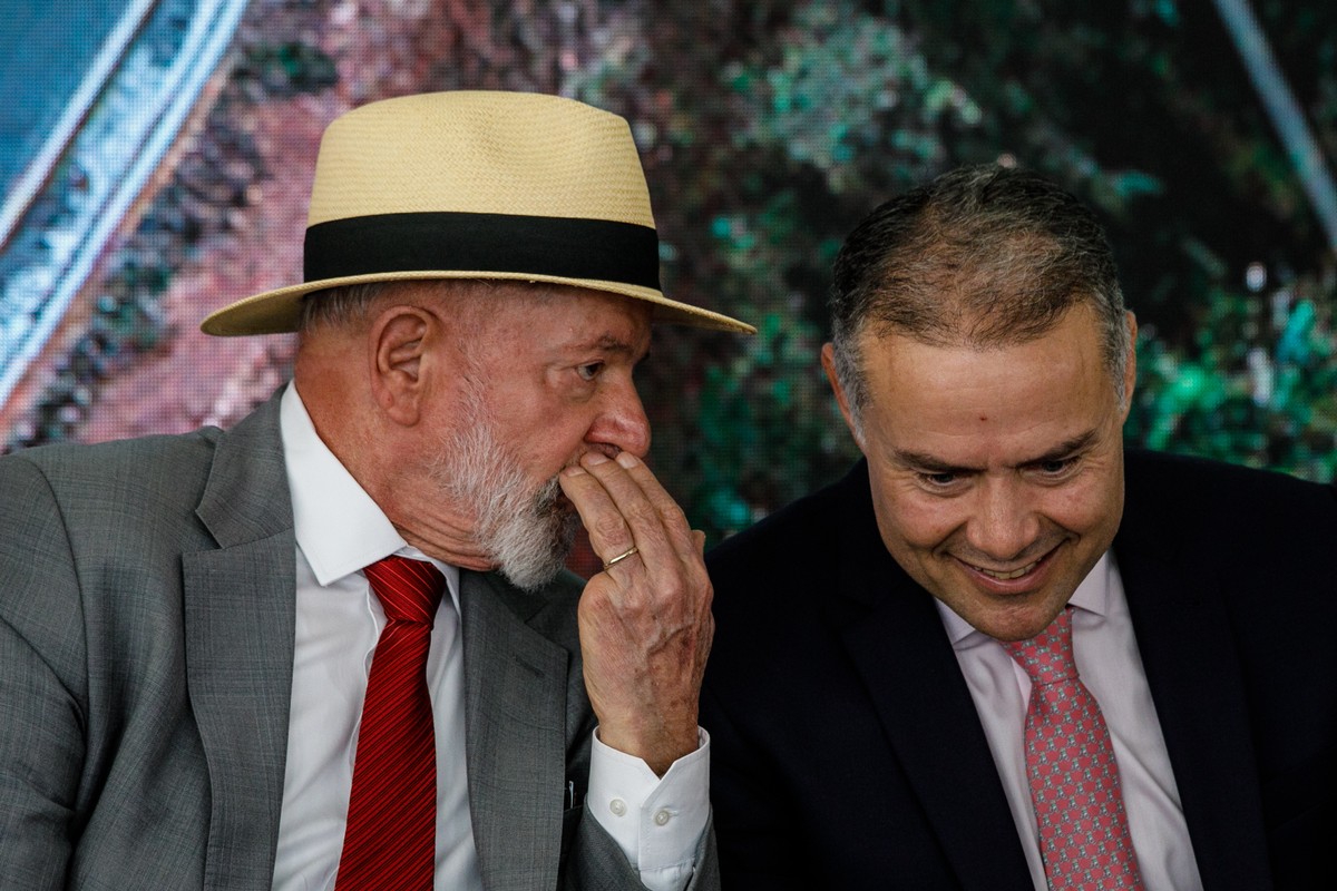 Fim da exigência de autoescolas para CNH provoca reações e divide especialistas Presidente Lula e o ministro dos Transportes, Renan Filho (Foto: Brenno Carvalho / Agência O Globo)