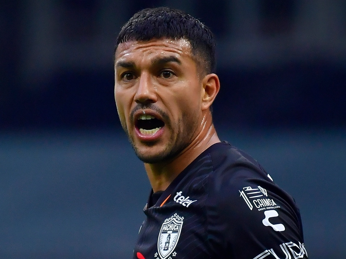 Jogador acusado de racismo elimina Brasil em confronto histórico com Messi Gustavo Cabral durante jogo entre Pachuca e América no Campeonato Mexicano (Foto: Jam Media/Getty Images)