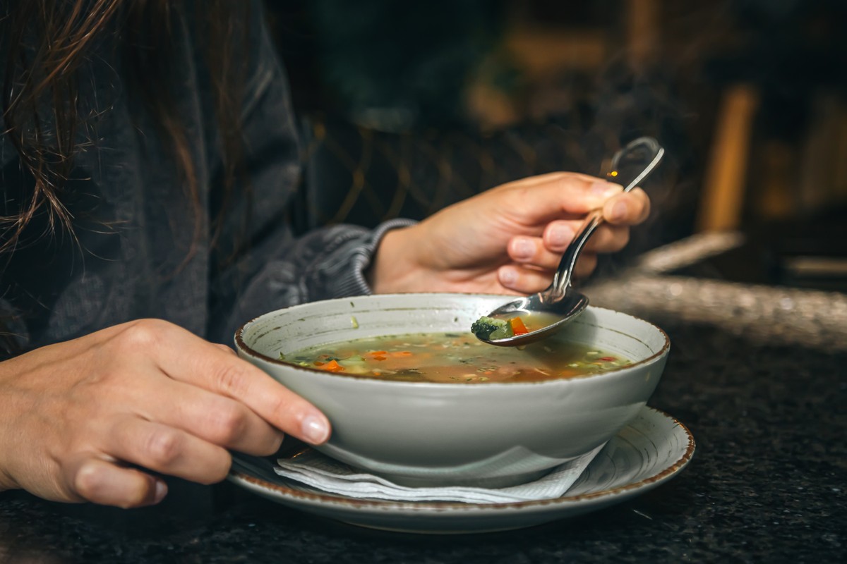 Sopa de galinha é um dos pratos preferidos de quem está com resfriado e há uma explicação para isso — Foto: Freepik