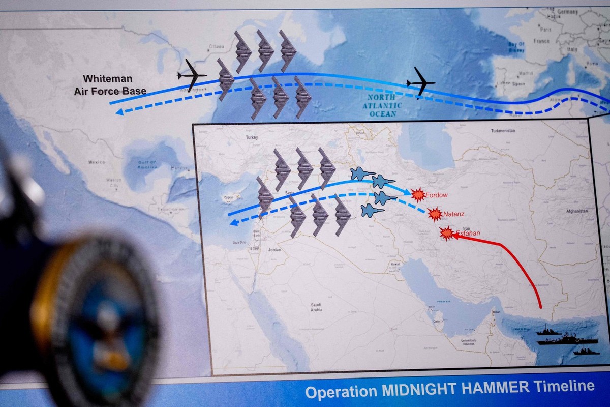 EUA realizam ataque aéreo ao Irã com 125 aeronaves e arsenal inédito de bombas Pentágono exibe cronograma operacional de ataque ao Irã durante entrevista coletiva em Washington, nos EUA (Foto: Andrew Harnik/ AFP)