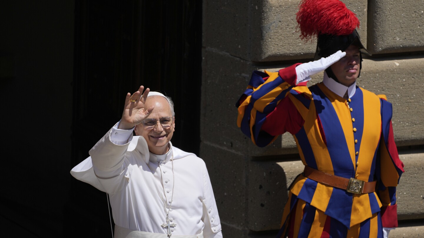 O Papa Leão XIV acena para os fiéis ao final da oração do Angelus ao meio-dia na praça em frente ao Palácio Apostólico em Castel Gandolfo, Itália, no domingo, 20 de julho de 2025. (Foto: AP Photo/Gregorio Borgia)