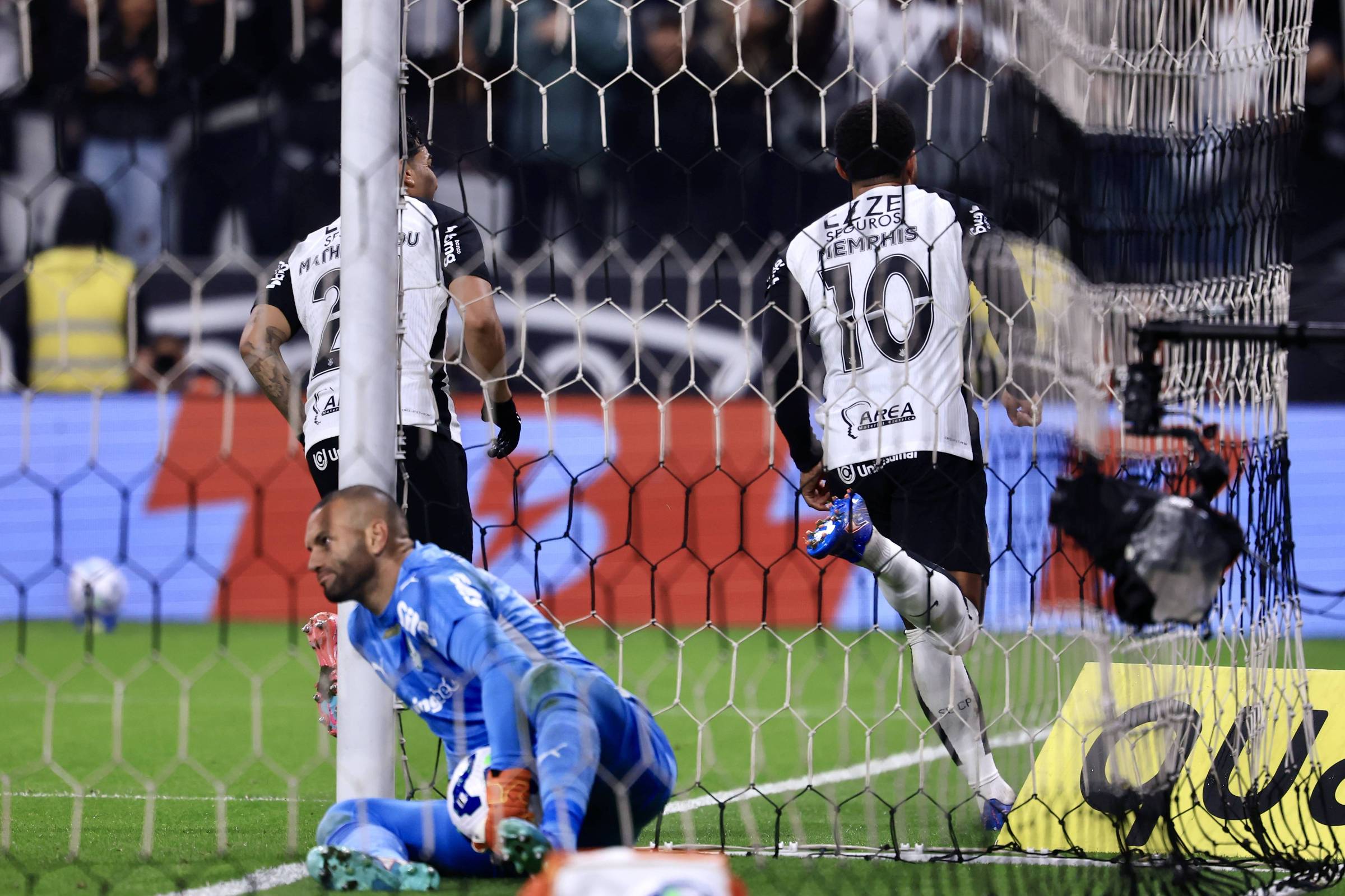 Corinthians supera Palmeiras com gol decisivo de Memphis na Copa do Brasil Memphis Depay festeja gol pelo Corinthians contra o Palmeiras (Foto: Marcello Zambrana/AGIF)