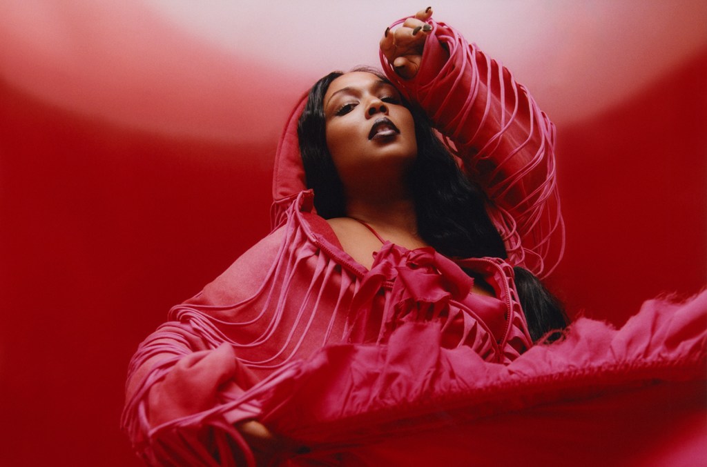Lizzo critica pessoas magras que fazem bullying corporal: 'Não é seu lugar' Lizzo criticou pessoas que se apresentam como "magras" e que fazem body shaming em um novo vídeo. (Foto: Reprodução)