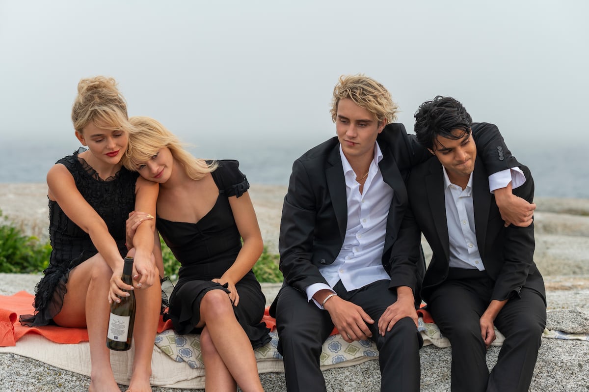 Fenômenos literários juvenis ganham vida em séries de sucesso repletas de mistério e amor Emily Alyn Lind, Esther McGregor, Joseph Zada e Shubham Maheshwari interpretam os quatro amigos protagonistas da série 'Éramos mentirosos'. (Foto: Reprodução)