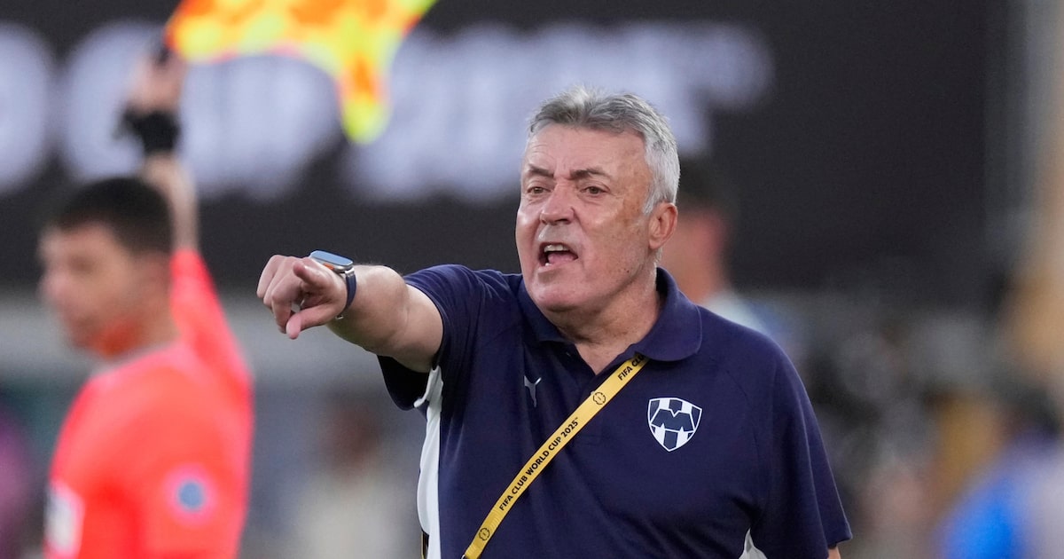 Domenec Torrent tenta levar o Monterrey às quartas de final, diante do Borussia Dortmund. (Foto: Mark J. Terrill/AP)