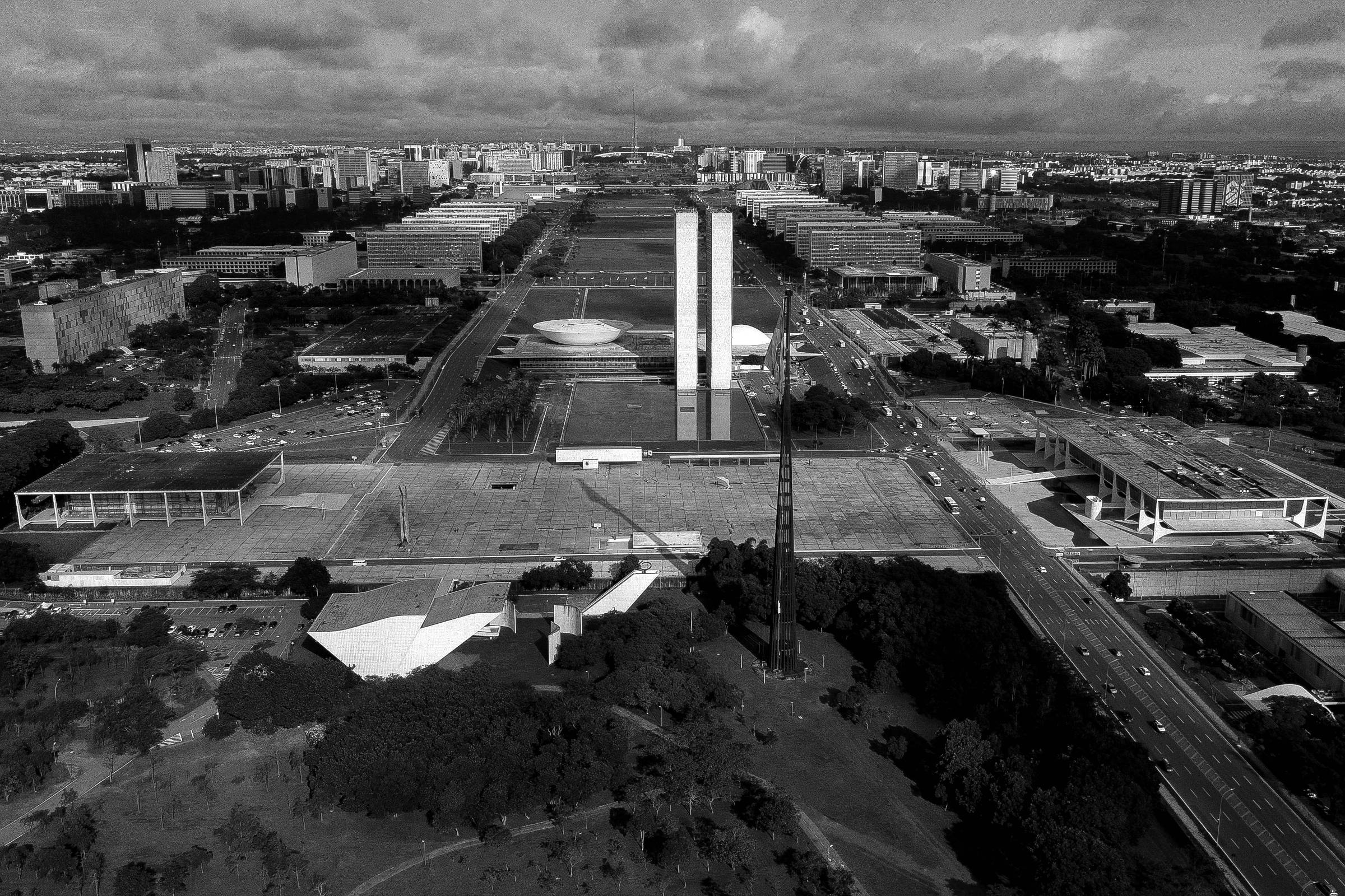 Omissão governamental permite aumento de salários exorbitantes no setor público Imagem aérea da Praça dos Três Poderes, em Brasília (DF) (Foto: Pedro Ladeira/Folhapress)