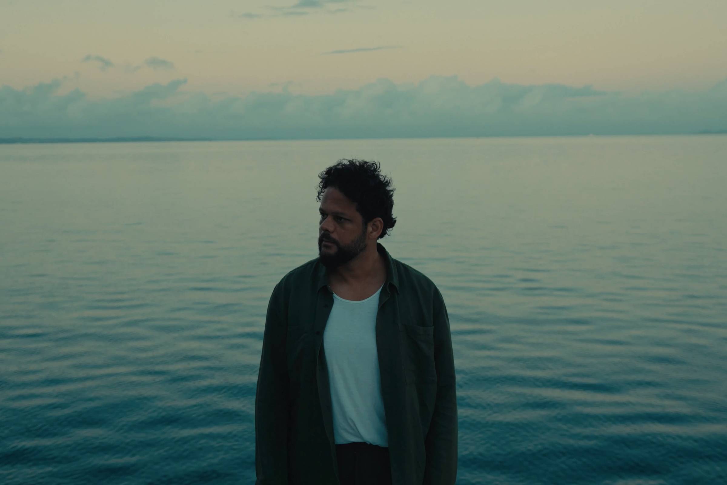 Marcos Almeida apresenta clipe gravado em Salvador para seu novo álbum O cantor Marcos Almeida lança nesta sexta (1) o clipe de 'Calado', música que dá nome ao seu quinto álbum solo (Foto: Renan Benedito/Divulgação)