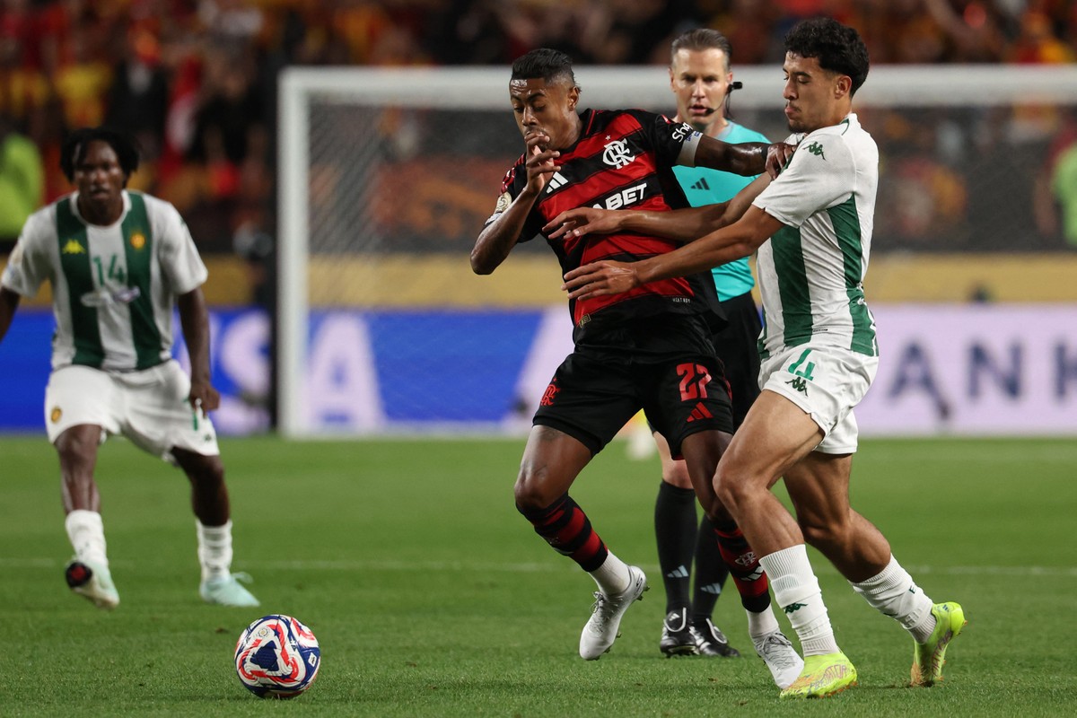 Bruno Henrique tenta se livrar da marcação de jogador do Espérance (Foto: Franck Fife/AFP)