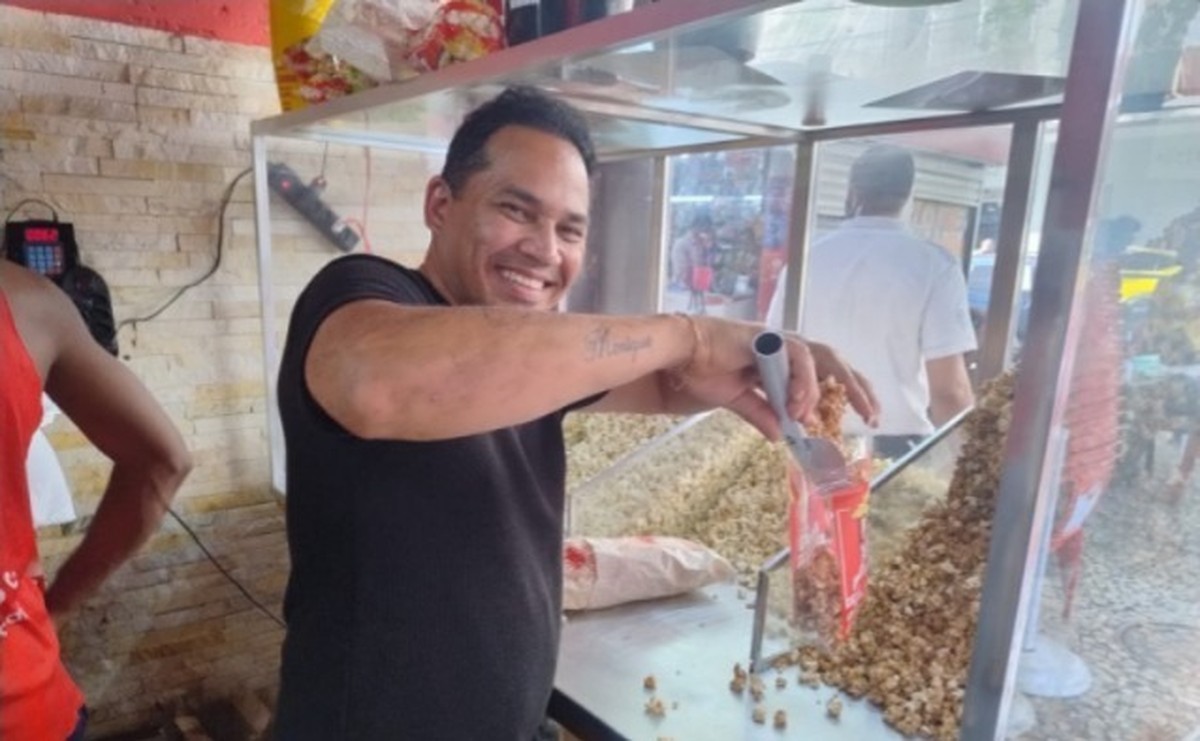 Adenilson Felix de Lima Santos, de 49 anos, o Denilson, dono da Pipoca Maná que saiu das ruas e já tem quatro lojas, uma delas no Shopping Madureira e já está abrindo franquias (Foto: Geraldo Ribeiro)
