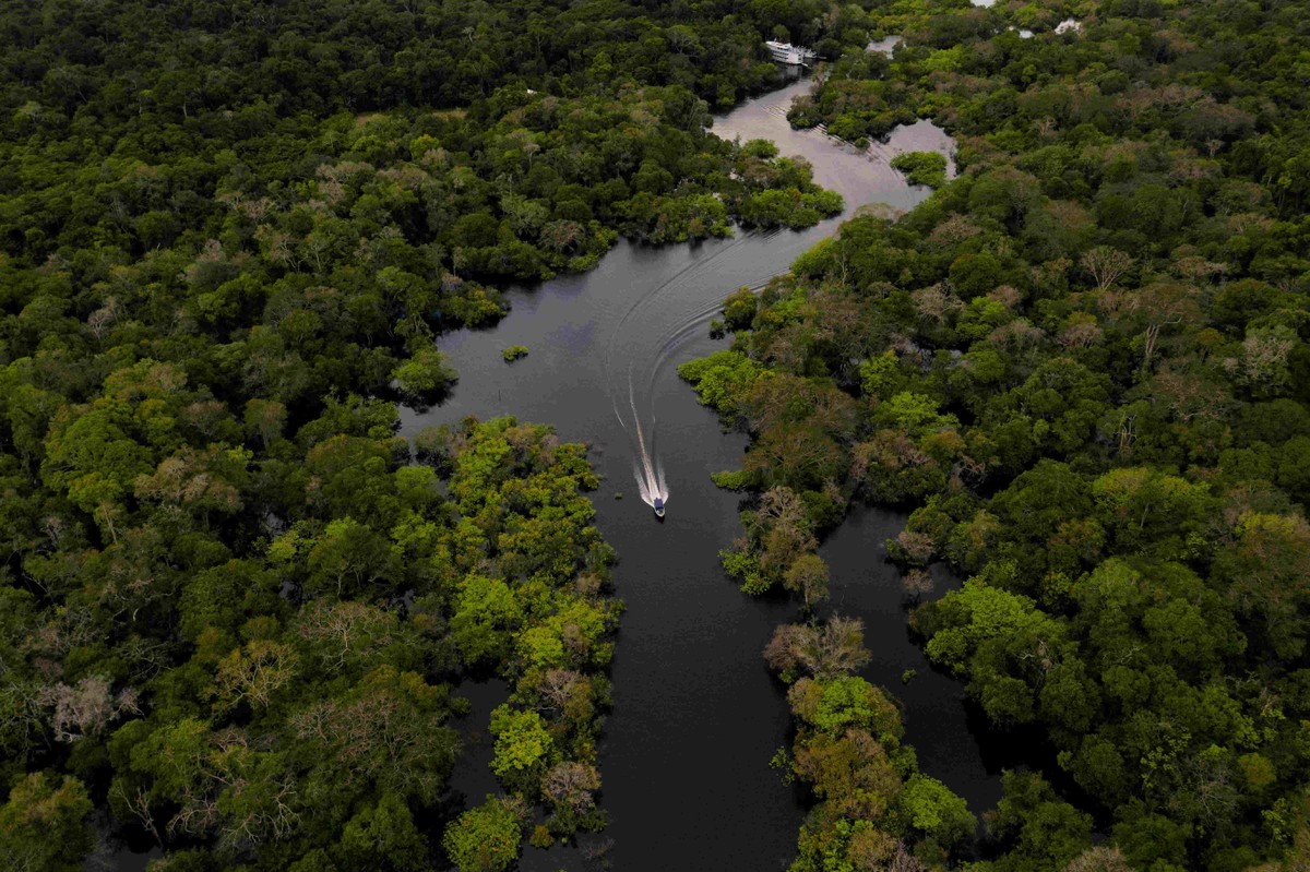 Barco no Rio Juruá, próximo à cidade de Carauari, no miolo da Floresta Amazônica: Brasil irá abrigar as discussões mundiais sobre ambiente em novembro (Foto: Florence Goisnard/AFP)