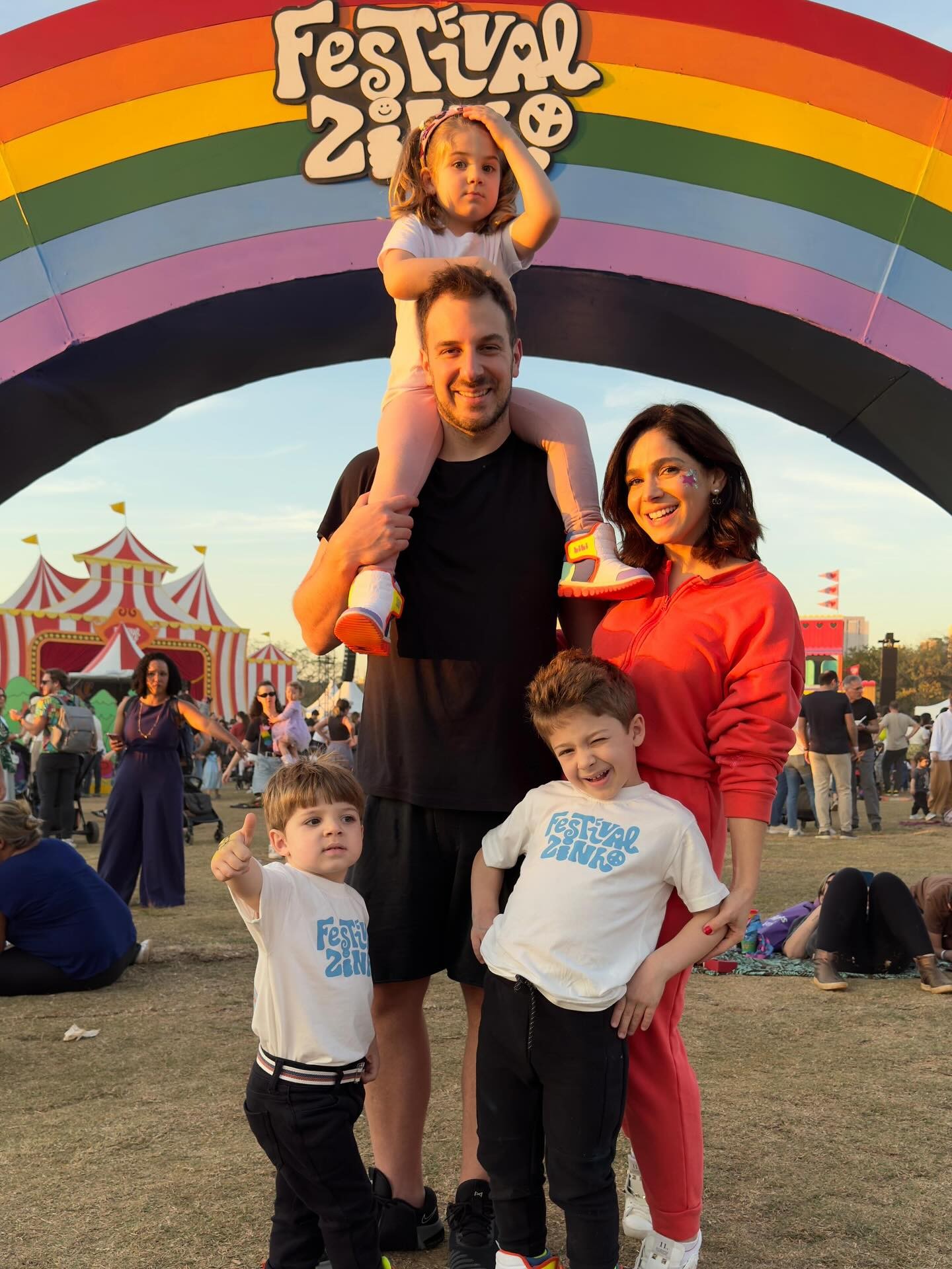 Sabrina Petraglia celebra festival infantil no Brasil com a família Foto: Reprodução
