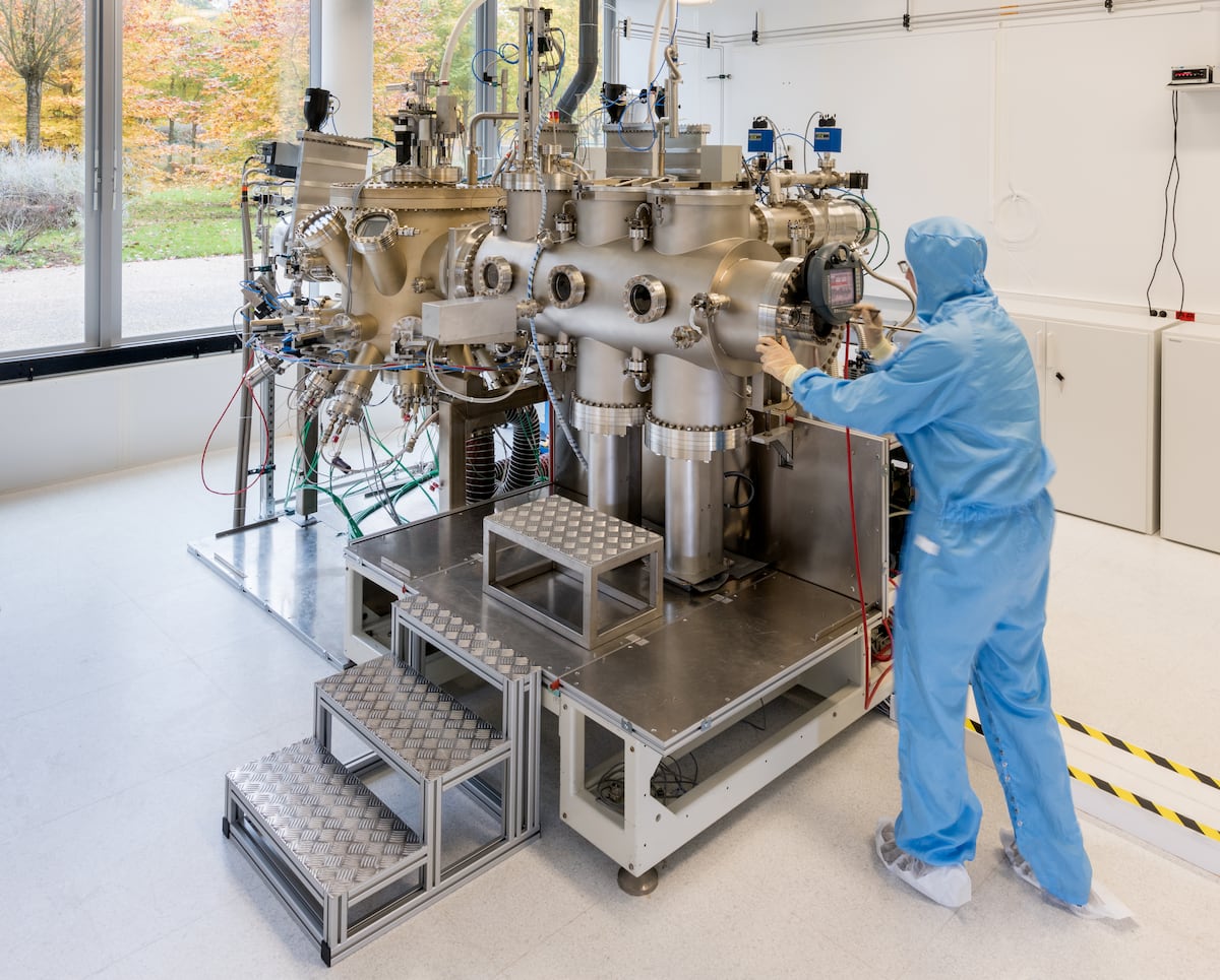 Thales cria sensores inovadores para a guerra do futuro Uma antena quântica nos laboratórios de semiconductores da Thales em Paris (Palaiseau). (Foto: Laurent Thion)