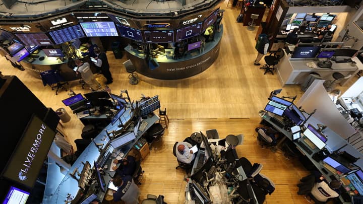 Futuros de ações permanecem estáveis enquanto investidores acompanham tarifas de Trump Traders trabalham no piso da Bolsa de Valores de Nova York (NYSE) no sino de abertura em 27 de maio de 2025, na cidade de Nova York. (Foto: Timothy A. Clary | AFP | Getty Images)