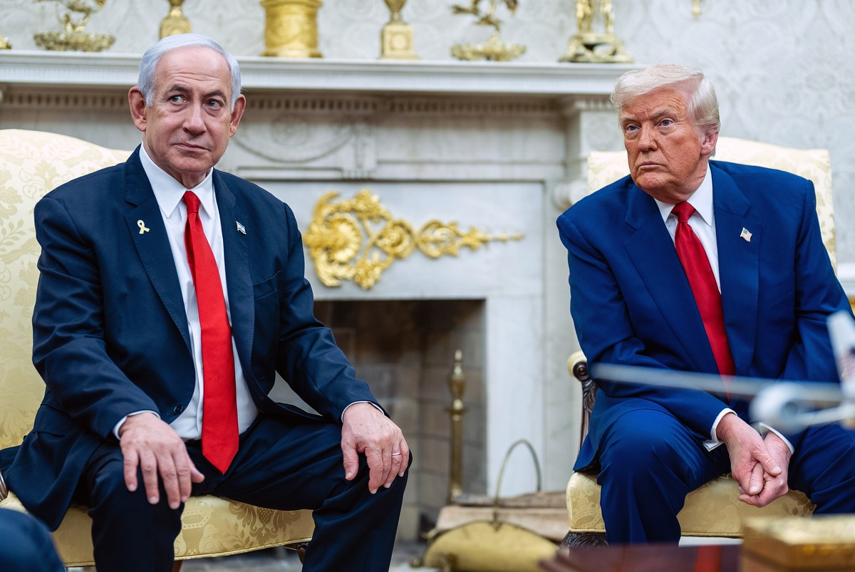 Homens adotam ternos azuis brilhantes como nova tendência de moda masculina Trump (à direita) e outros na Casa Branca parecem preferir ternos em tons que vão além do tradicional azul-marinho (Foto: Eric Lee/The New York Times)