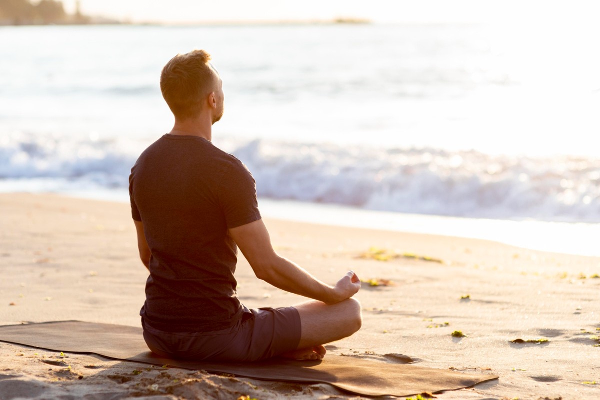 Segundo o escritor, além de auxiliar na melhora da atenção, a prática da meditação pode ser utilizada para treinar a compaixão, a generosidade, o altruísmo, a bondade e a empatia. São todas qualidades de um ser pleno — Foto: Freepik