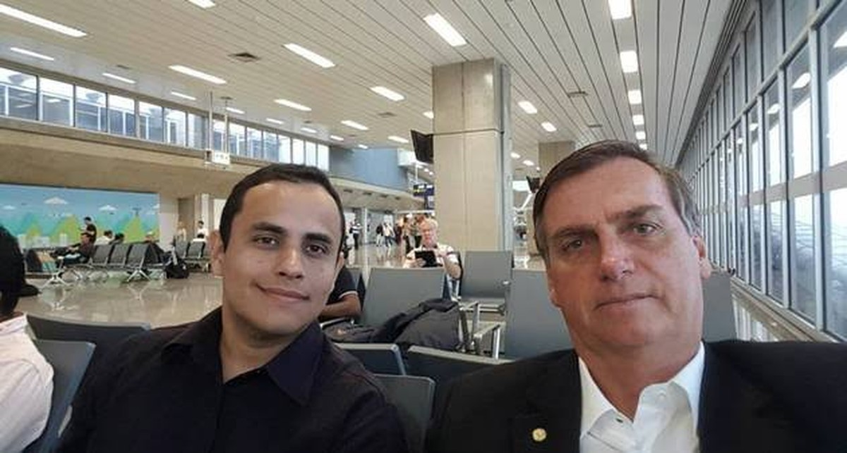 Ex-assessor de Bolsonaro presta depoimento à PF sobre suposta Abin paralela Tércio Arnaud Thomaz e Jair Bolsonaro (Foto: Reprodução)