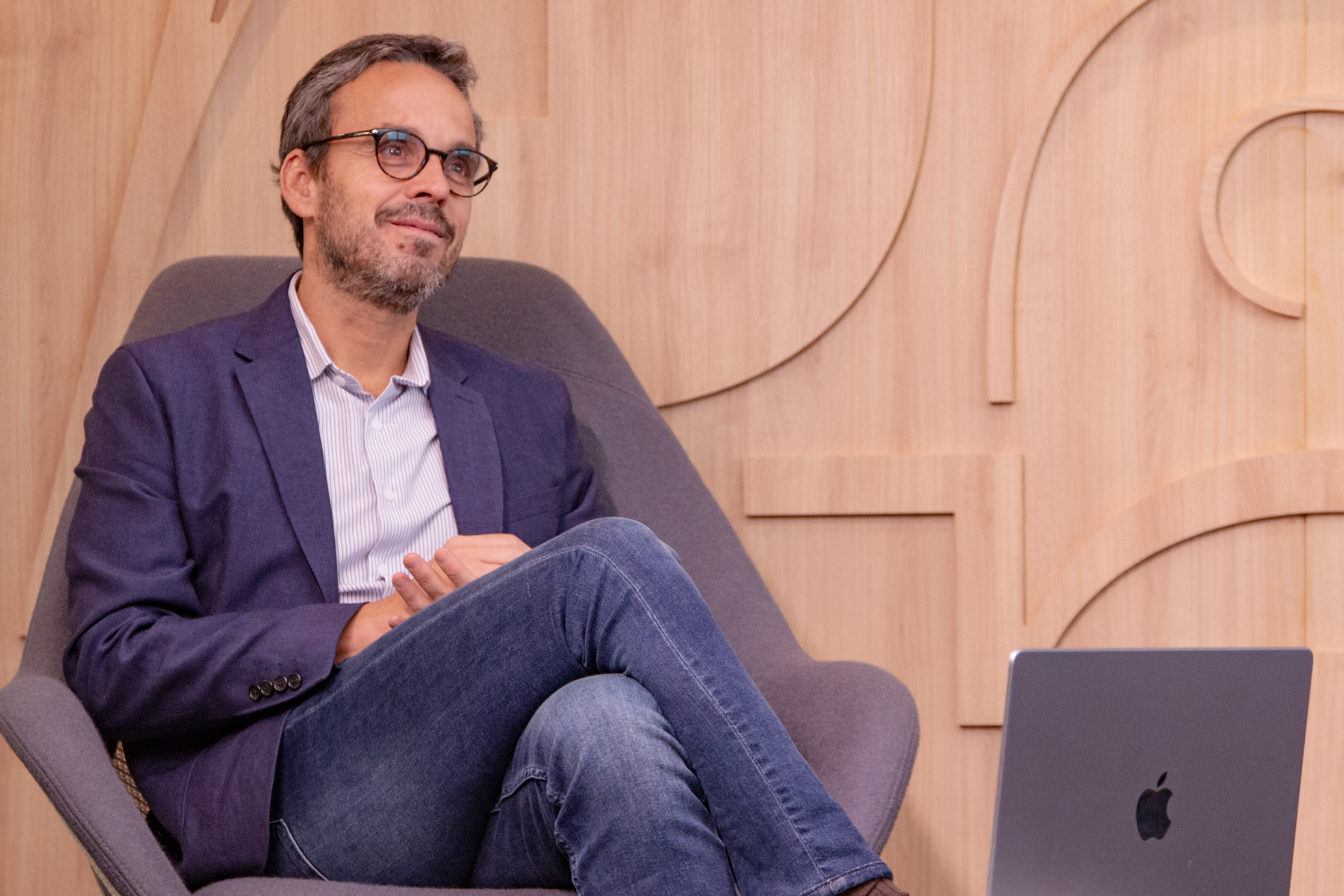 Empresas enfrentam riscos fatais ao ignorar adoção de inteligência artificial, alerta IBM Estudo da IBM mostra exigência por adoção de inteligência artificial (Foto: IBM/Divulgação/Divulgação)