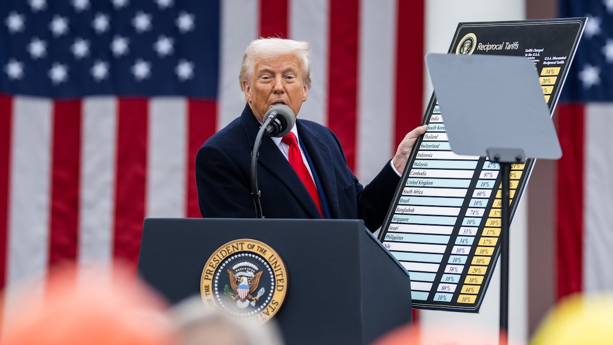 Trump impõe tarifa de 35% sobre importações do Canadá e intensifica guerra comercial Donald Trump, no dia 2 de abril, na Casa Branca. (Foto: DPA via Europa Press)