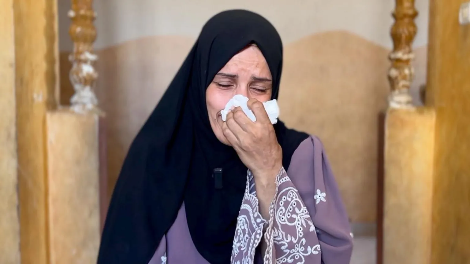 Mãe lamenta morte de filhos em ataque israelense enquanto aguardava ajuda Mãe lamenta morte de filhos em ataque israelense enquanto aguardava ajuda
