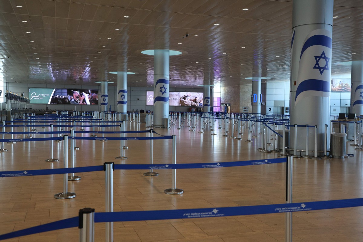 Itamaraty avalia voos em Israel e mantém repatriação em espera Saguão de embarque vazio no Aeroporto Ben Gurion, perto de Tel Aviv, depois que Israel fechou seu espaço aéreo (Foto: Gil Cohen-Magen/AFP)