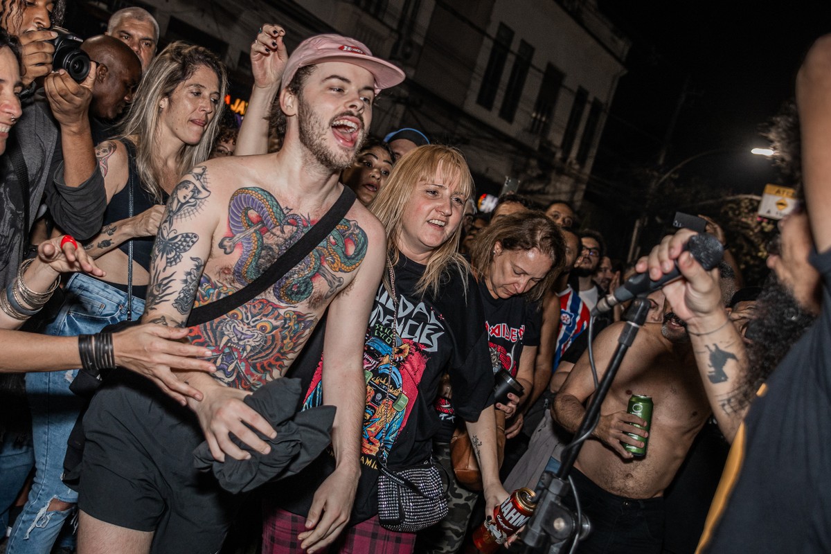 Dia do Rock na Rua Ceará promete agitar com mais de 100 bandas e programação gratuita Galera vibrando com um dos 100 shows organizados para comemorar o Dia Mundial do Rock na Rua Ceará, na Praça da Bandeira (Foto: Divulgação/Ian Dias)