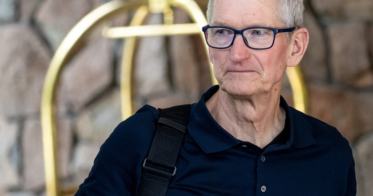 Analistas sugerem troca de CEO da Apple diante de desafios na tecnologia As ações da Apple ficaram muito aquém de seus pares como a Microsoft e a Meta neste ano (Foto: Bloomberg)