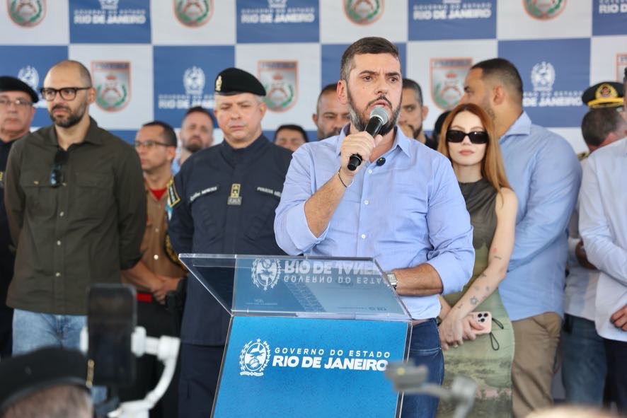 Rodrigo Bacellar (União) na sua primeira agenda como governador: em Campos, inaugurou obra dos Bombeiros e lançou policlínica da PM (Foto: Rogério Santana/Governo do Rio/Divulgação)