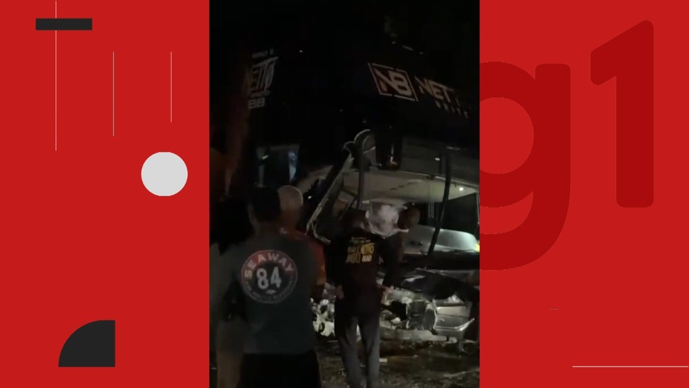 Tragédia na Bahia: acidente com ônibus de banda deixa três mortos e feridos Quatro pessoas morrem após batida entre ônibus que levava banda do cantor Netto Brito e carro na Bahia (Foto: Reprodução/Redes Sociais)
