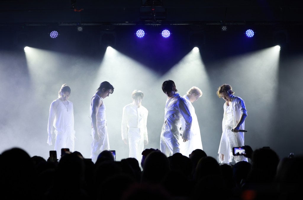 JUSTB reflete sobre o apoio a Bain, que se tornou a primeira estrela ativa do K-pop a se assumir, apesar do estigma da indústria. (Foto: Reprodução)