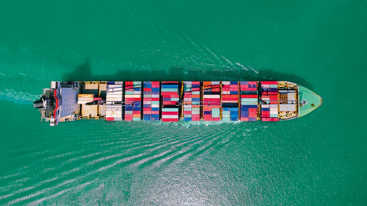 Congestionamentos nos portos da Europa são causados por Trump, seca e greve Atrasos no navio cargueiro: demora em portos da Europa ultrapassa três dias e pode impactar cadeias de suprimento (Foto: Anucha Sirivisansuwan/Getty Images)