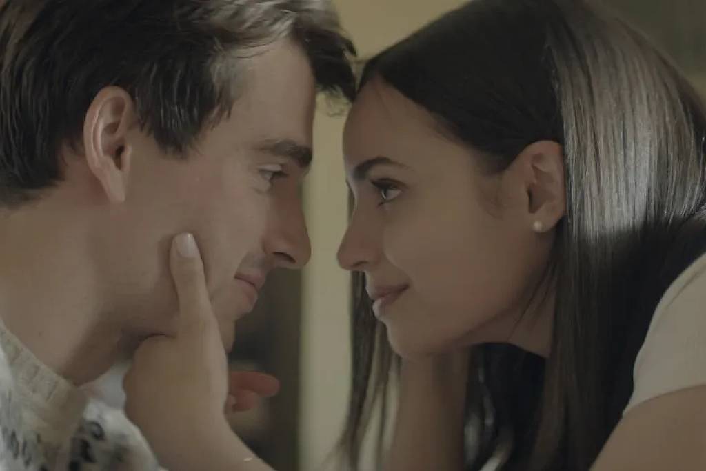 Novidade na TV: 'Novocaine' e romance com Sofia Carson estreiam nesta sexta-feira Cena do filme 'Meu Ano em Oxford', da Netflix - Divulgação (Foto: Divulgação)