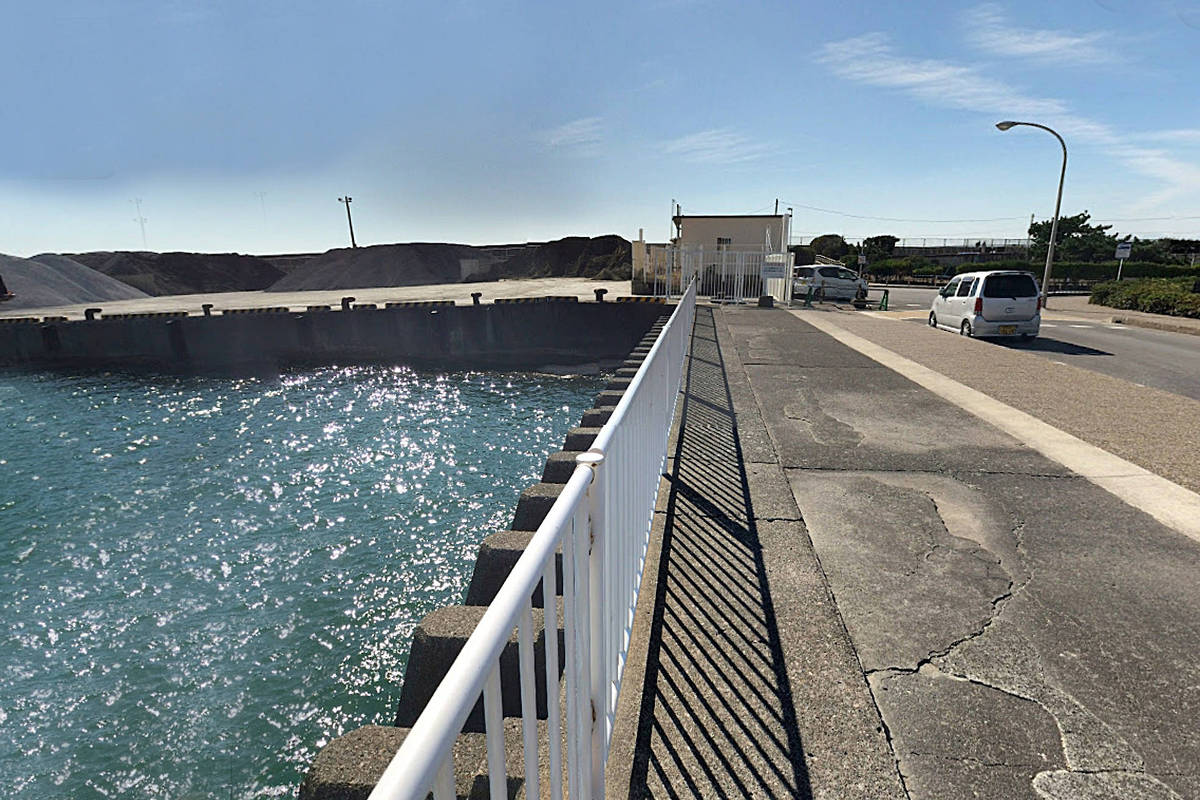 Idosos são mortos por cuidadores a cada oito dias no Japão, maioria é parente Porto de Oiso, no Japão, em ponte de onde Hiroshi Fujiwara, 82, admitiu em 2022 ter jogado sua esposa Teruko, de cadeira de rodas, após cuidar dela por 40 anos (Foto: Reprodução Google Maps)