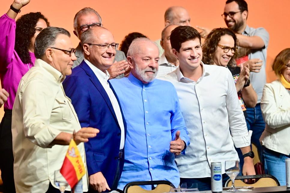 PSB ameaça romper aliança com PT se Lula buscar palanque duplo em Pernambuco O presidente Lula, com João Campos e o vice-presidente Geraldo Alckmin, em congresso do PSB (Foto: PSB/Divulgação)