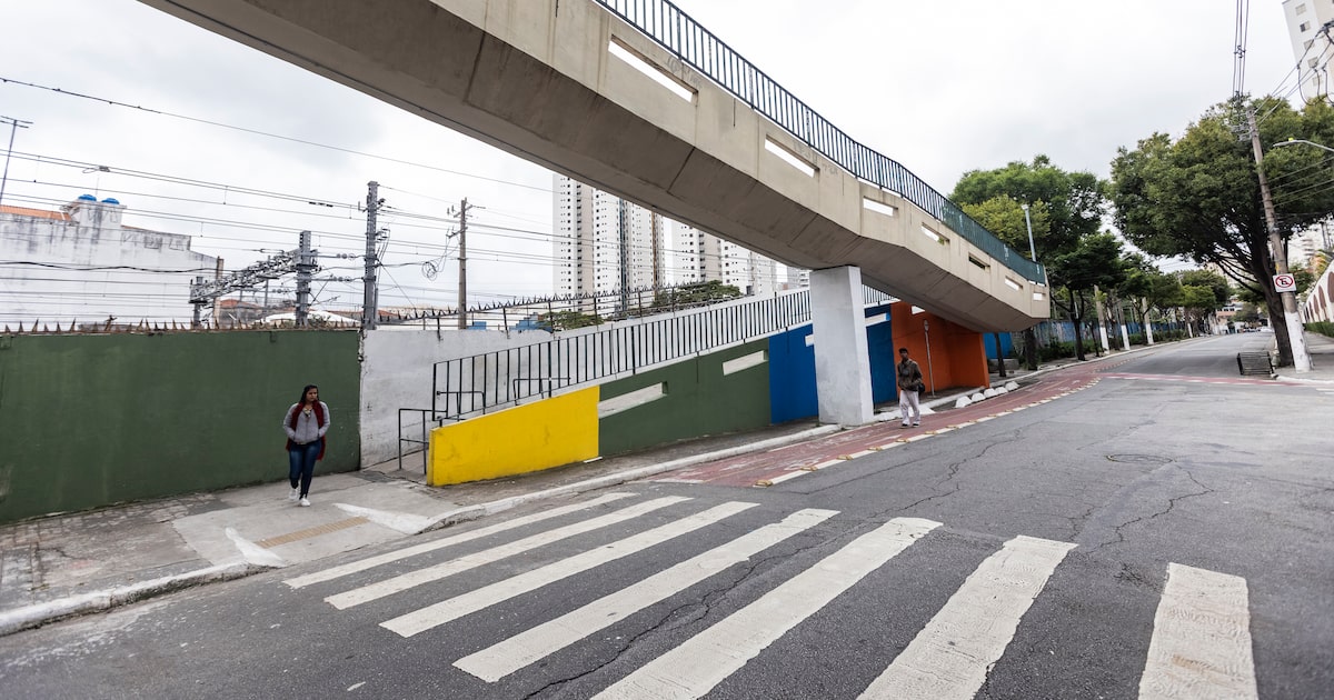 Assaltos aumentam na Barra Funda após morte de publicitário por ladrões Passarela que liga as ruas Souza Lima e Luigi Greco, na Barra Funda, onde o publicitário Adriano Campos Pereira foi agredido e teve seu celular roubado por um grupo de assaltantes, no dia 8 de junho. Adriano morreu no último dia 29 de junho após ficar 20 dias internado na UTI. (Foto: Taba Benedicto/ Estadão)