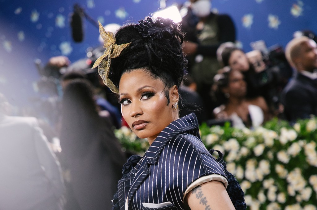 Nicki Minaj critica democratas por comentários sobre suas alegações de vacina Nicki Minaj criticou os democratas por atacarem suas alegações sobre a vacina COVID-19, que supostamente teria causado a impotência do amigo de seu primo. (Foto: Reprodução)