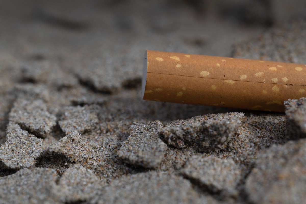 Banhistas ignoram proibição e seguem fumando em praias da França Cigarros estão proibidos em praias, parques e jardins na França (Foto: AFP)