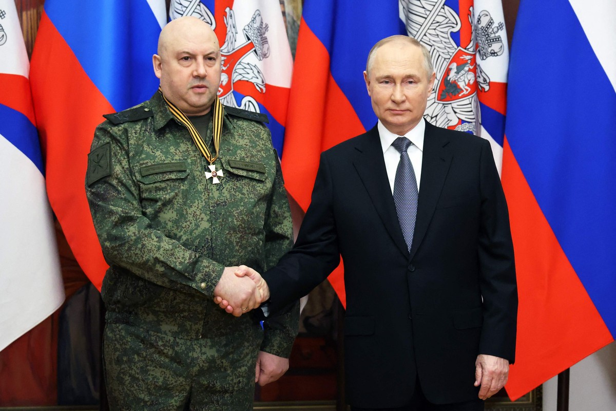 Rússia apura desvio de verbas em regiões fronteiriças com a Ucrânia para defesas Presidente russo Vladimir Putin (d) com o comandante da operação militar russa na Ucrânia, general Sergei Surovikin (e) em 2022 (Foto: Mikhail KLIMENTYEV / POOL / AFP)