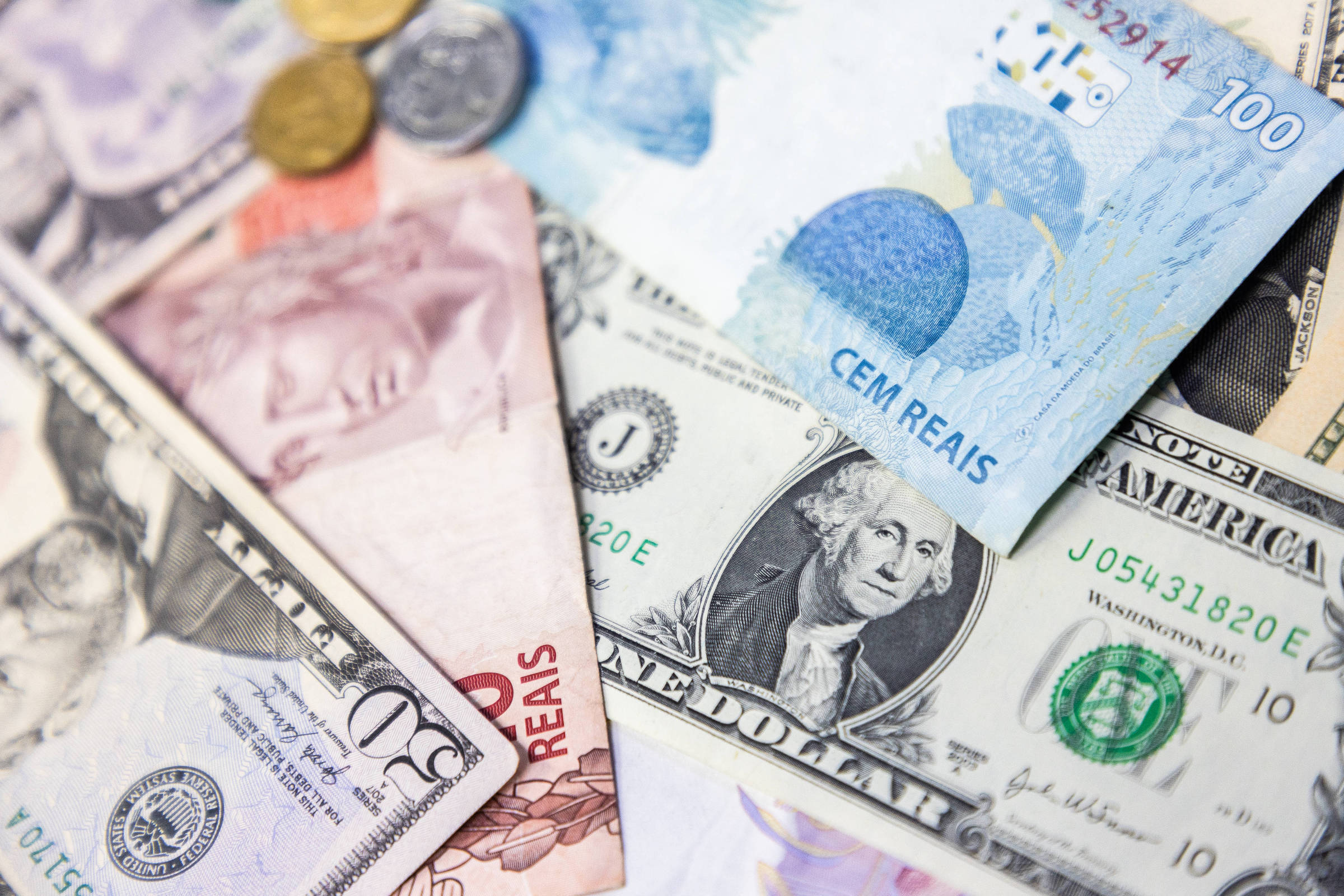 Dólar inicia alta após atingir menor valor em mais de um ano na quinta-feira Dólar registrou menor valor em mais de um ano nesta quinta-feira (3) (Foto: Pedro Affonso/Folhapress)