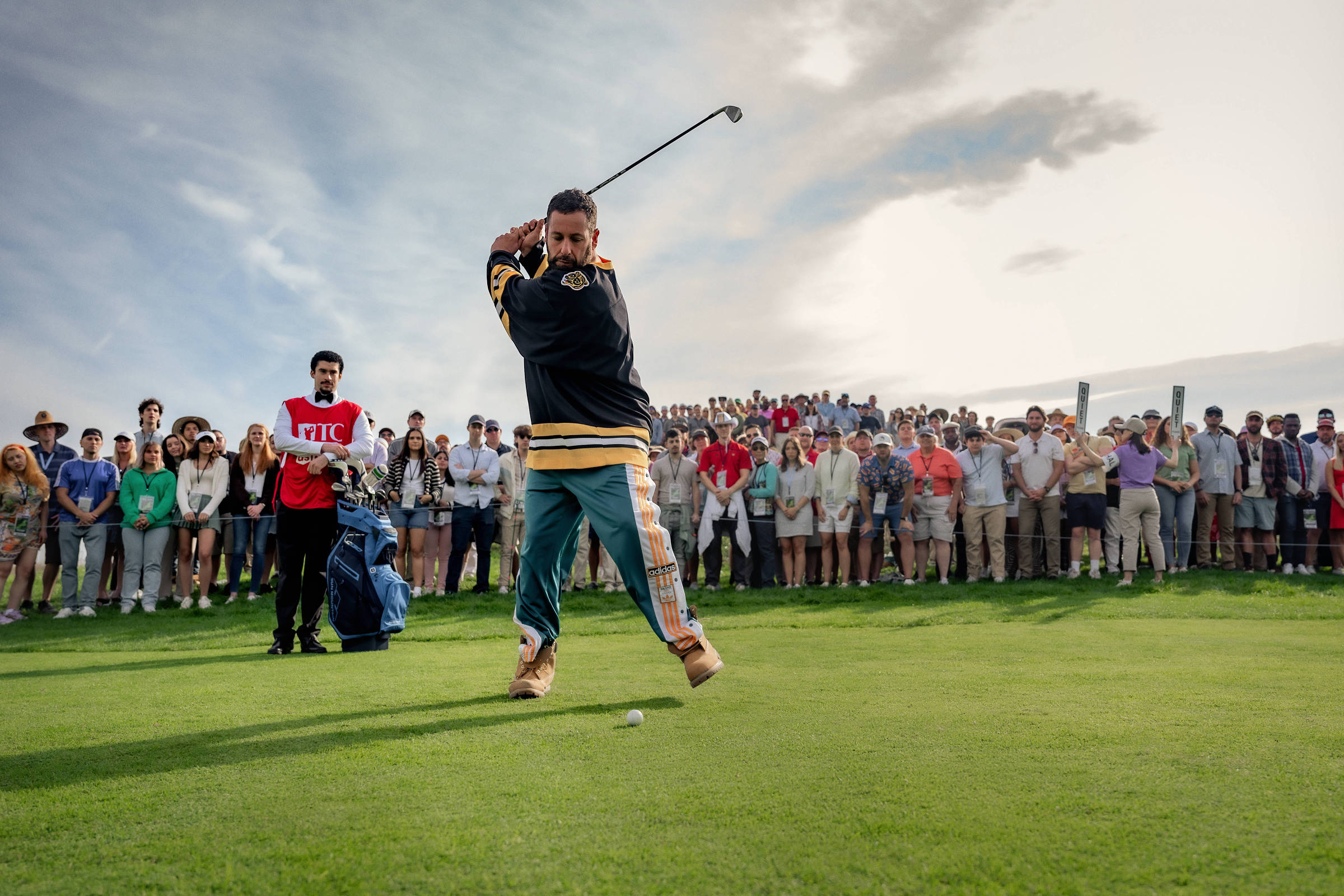 Bad Bunny (à esq.) e Adam Sandler em cena de 'Um Maluco no Golfe 2' ('Happy Gilmore 2') (Foto: Scott Yamano/Netflix)