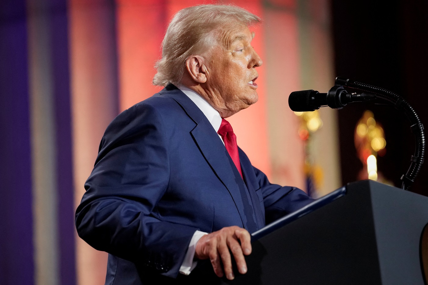 Trump anuncia tarifa-base de 15% a 20% para importações globais Presidente dos EUA, Donald Trump, durante discurso em evento sobre IA, em Washington (Foto: REUTERS/Kent Nishimura)