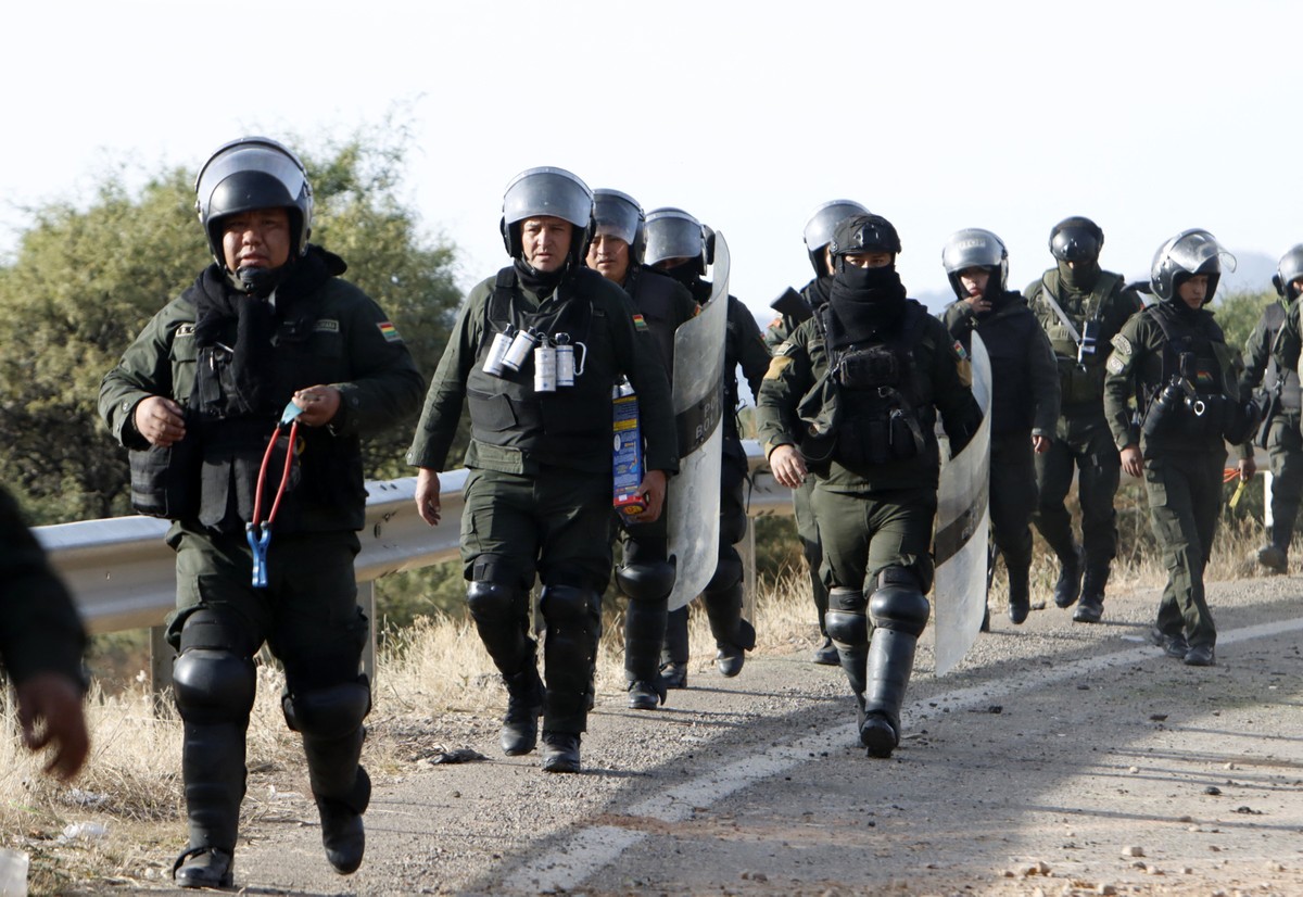 Conflitos entre a polícia e apoiadores de Evo Morales, denunciado por terrorismo, já duram onze dias — Foto: David Flores / AFP