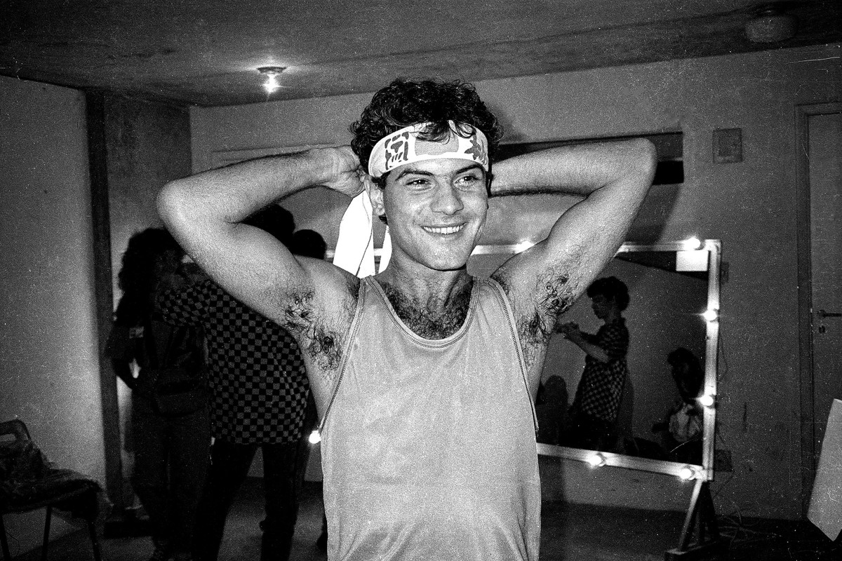 Cazuza é homenageado no Prêmio da Música Brasileira em 2026 Cazuza em 1984, no backstage de show na Praça da Apoteose, no Rio de Janeiro (Foto: Reprodução/Marcos Bonisson)