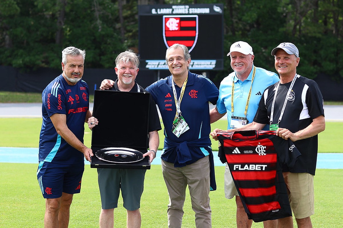 Presidente Bap em homenagem à universidade que abrigou o Flamengo para treinos (Foto: Flamengo)