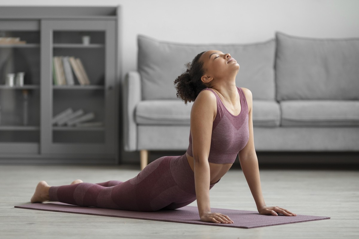 Yoga pode ajudar a tratar 5 doenças, revela especialista em saúde e bem-estar Muito além dos tapetinhos coloridos e das poses de equilíbrio, o Yoga tem se consolidado como um poderoso aliado da saúde. (Foto: Freepik)