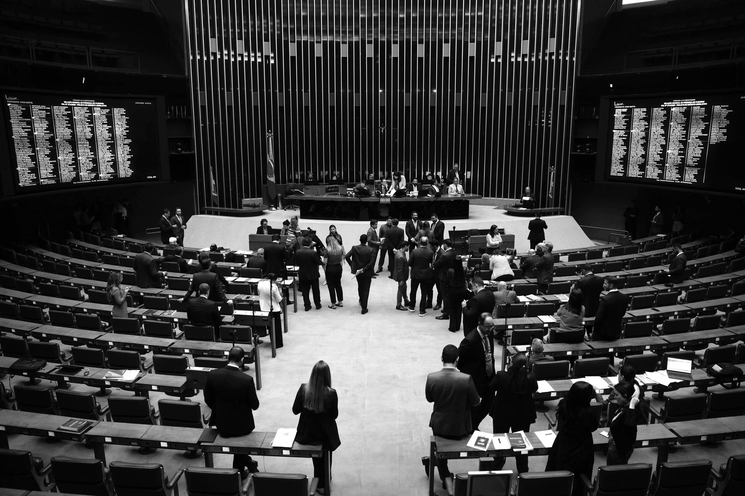 Eleição antecipada pode prejudicar o futuro político e econômico do Brasil Plenário da Câmara dos Deputados durante sessão de votação do aumento do IOF, em Brasília (DF) (Foto: Pedro Ladeira - 25.jun.25/Folhapress)