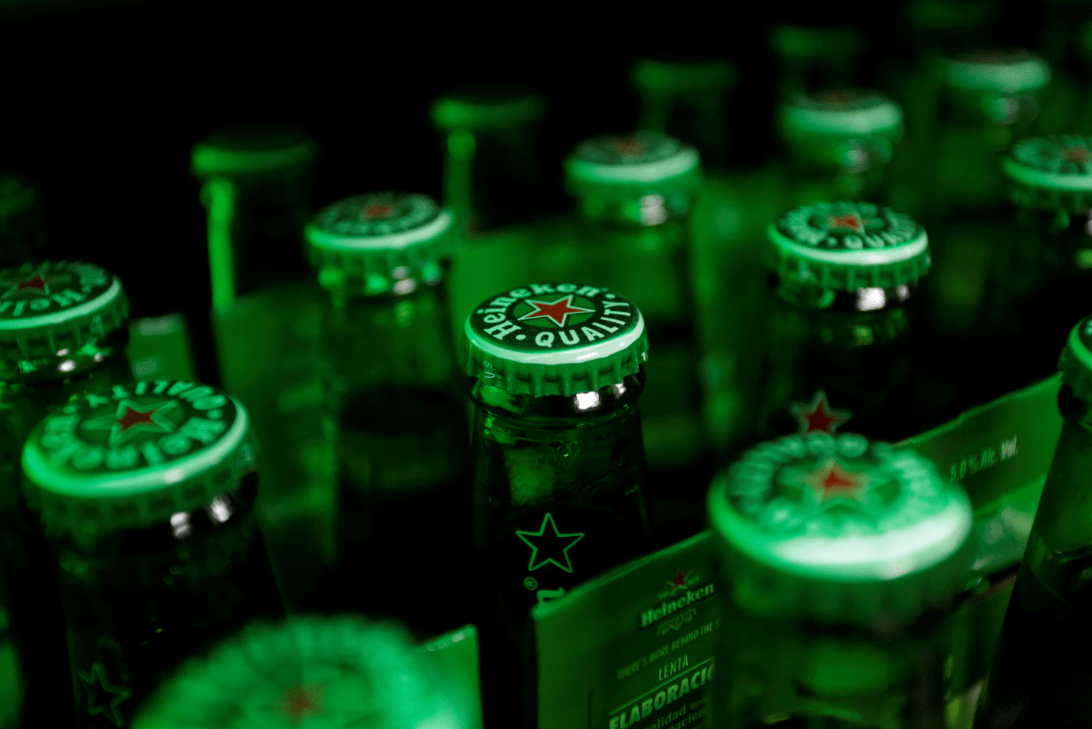 Heineken transforma meta de ESG em negócio lucrativo de R$ 265 milhões Garrafas da Heineken (Foto: REUTERS/Daniel Becerril)